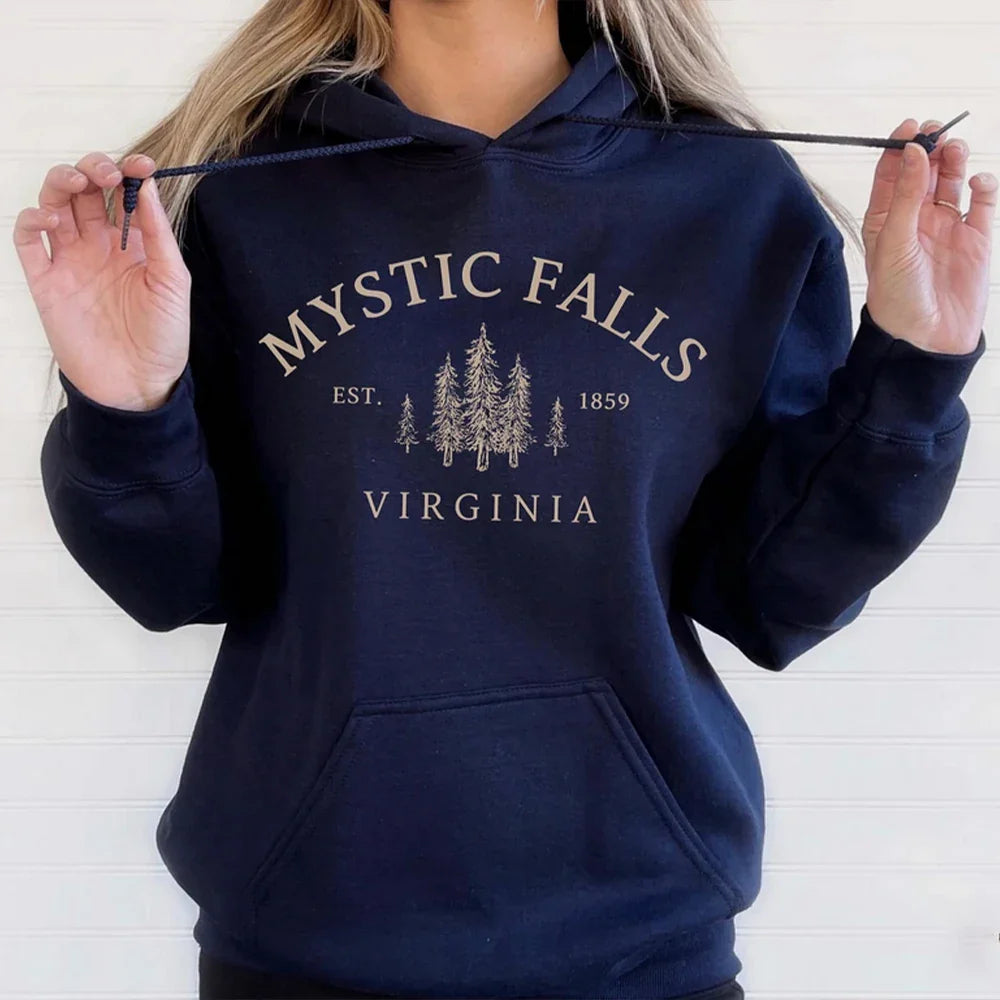 Mystic Falls Hoodie – Unisex Kapuzenpullover im College-Style
