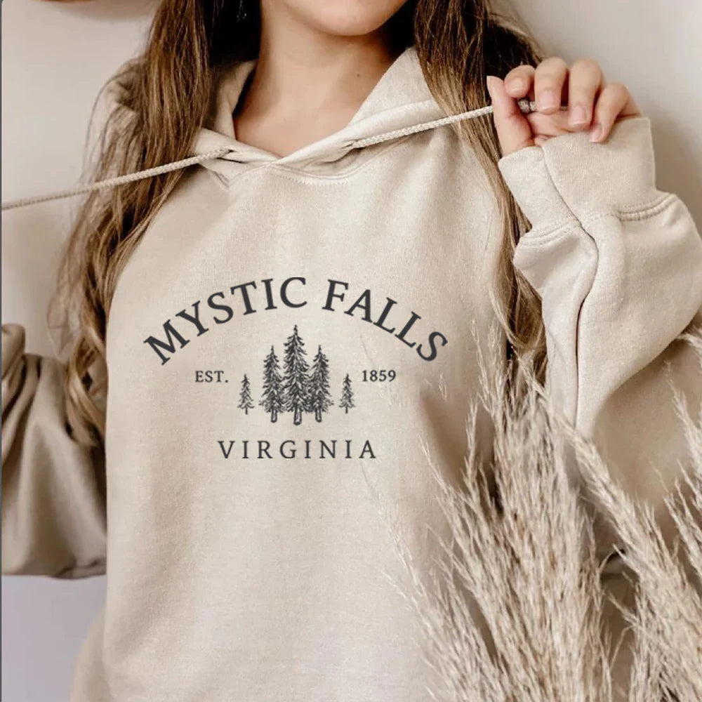 Mystic Falls Hoodie – Unisex Kapuzenpullover im College-Style