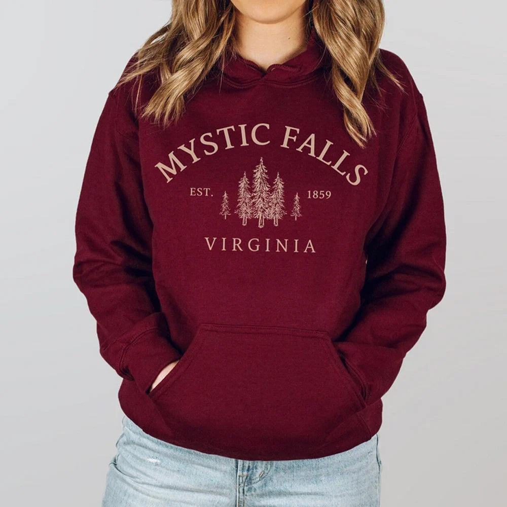 Mystic Falls Hoodie – Unisex Kapuzenpullover im College-Style