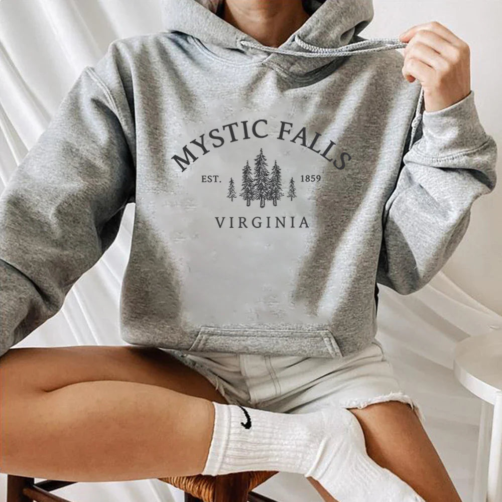 Mystic Falls Hoodie – Unisex Kapuzenpullover im College-Style