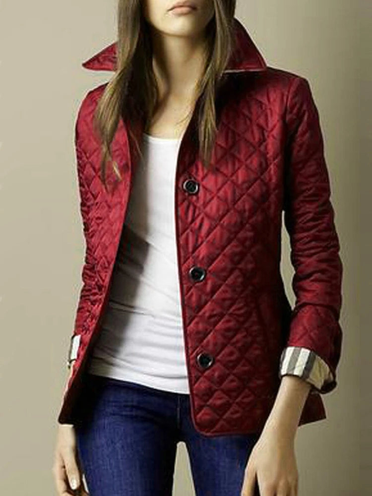 Taillierte Damen-Steppjacke mit Knopfleiste | Calvina