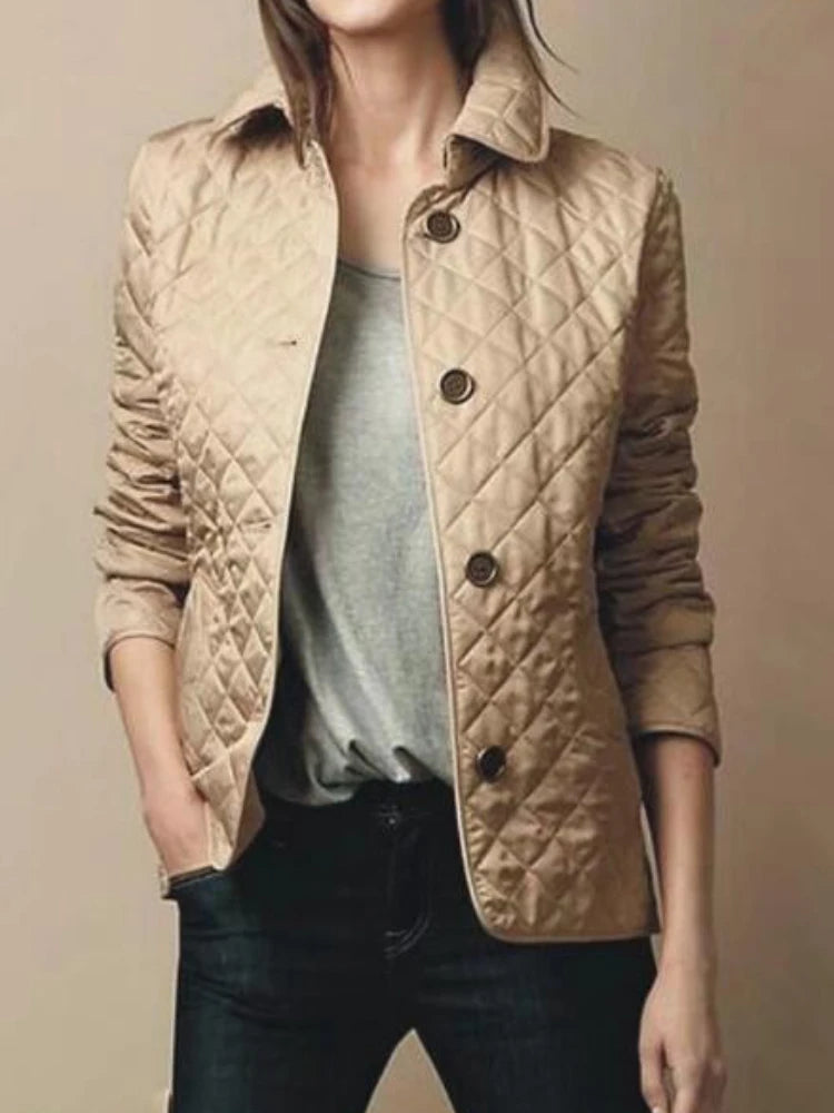 Taillierte Damen-Steppjacke mit Knopfleiste | Calvina