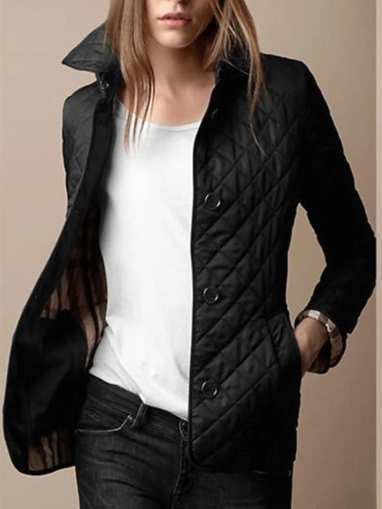Taillierte Damen-Steppjacke mit Knopfleiste | Calvina