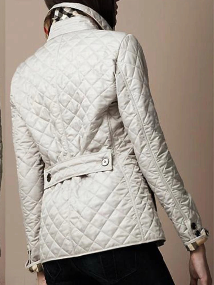 Taillierte Damen-Steppjacke mit Knopfleiste | Calvina