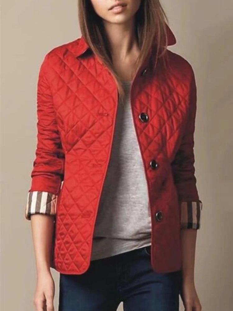 Taillierte Damen-Steppjacke mit Knopfleiste | Calvina