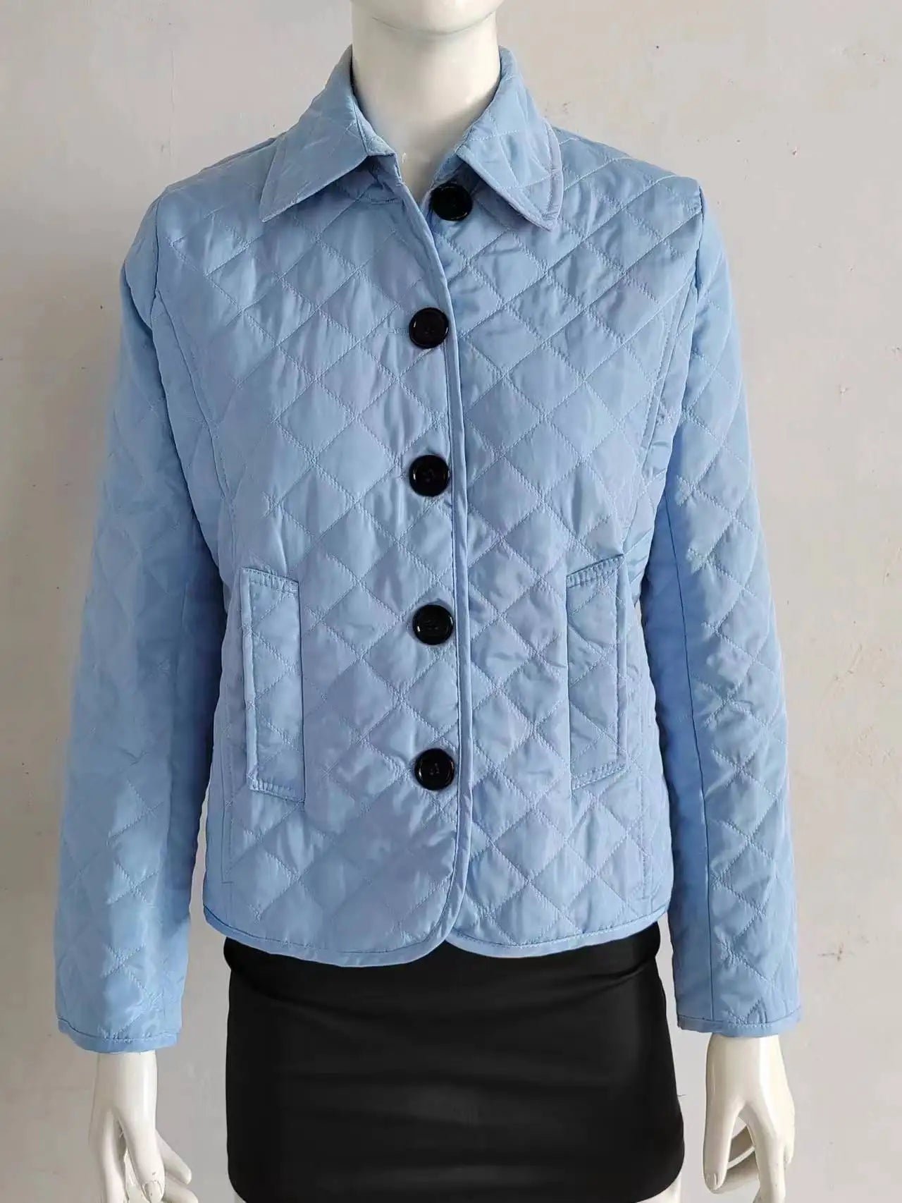Taillierte Damen-Steppjacke mit Knopfleiste | Calvina