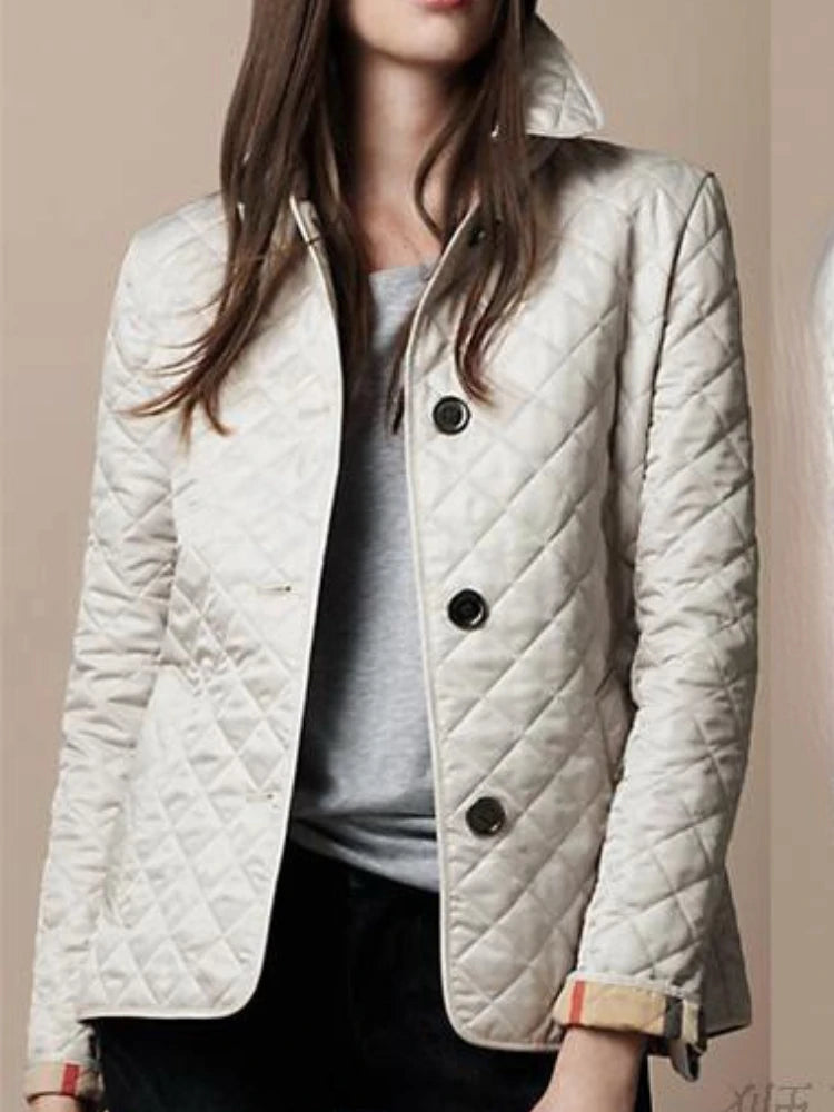 Taillierte Damen-Steppjacke mit Knopfleiste | Calvina