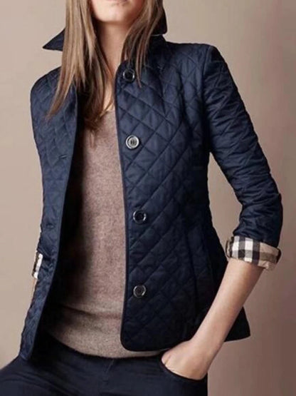 Taillierte Damen-Steppjacke mit Knopfleiste | Calvina